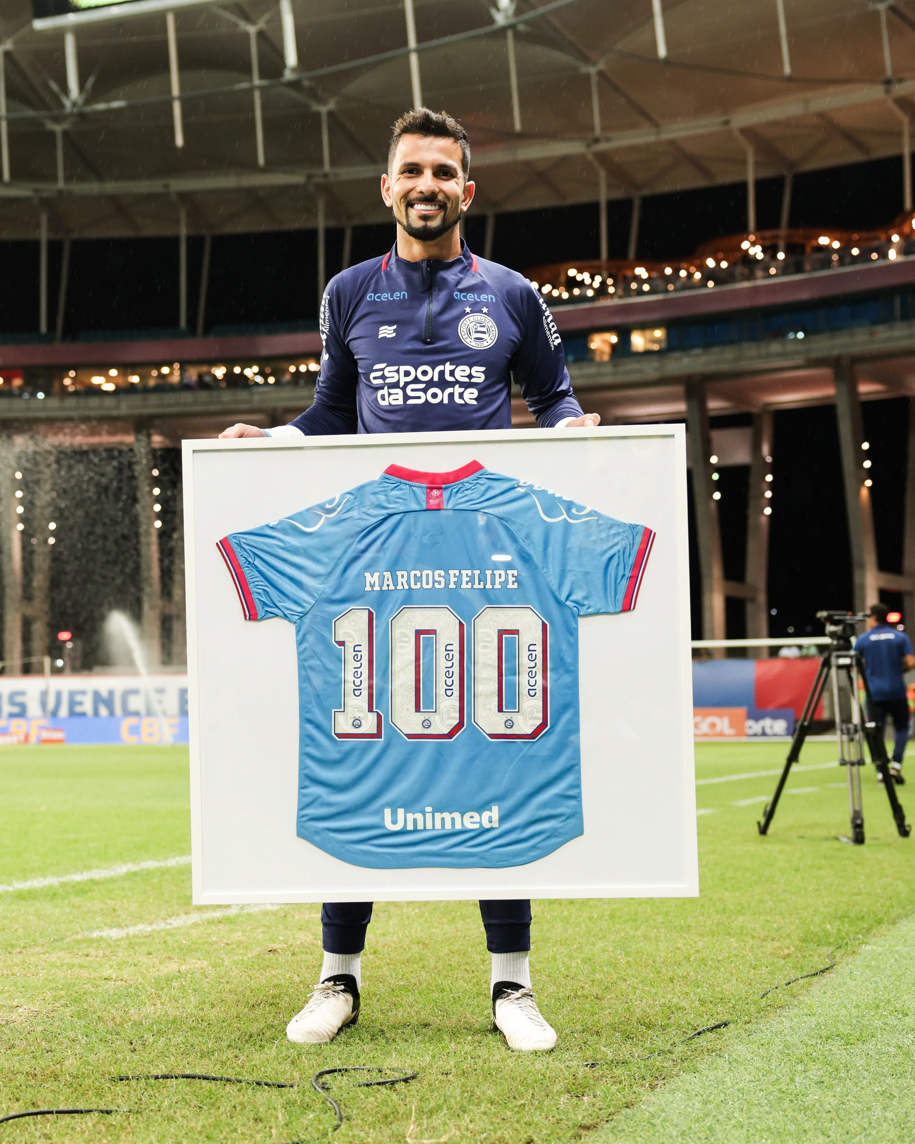 Marcos Felipe recebe placa por 100 jogos