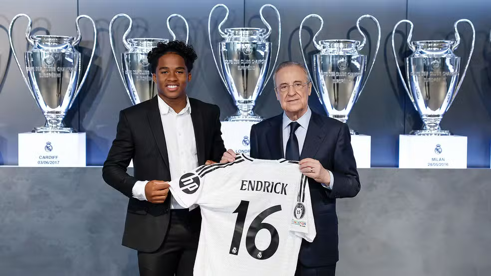 Imagem ilustrativa da imagem Com Bernabéu cheio, Endrick cai no choro em sua apresentação no Real Madrid