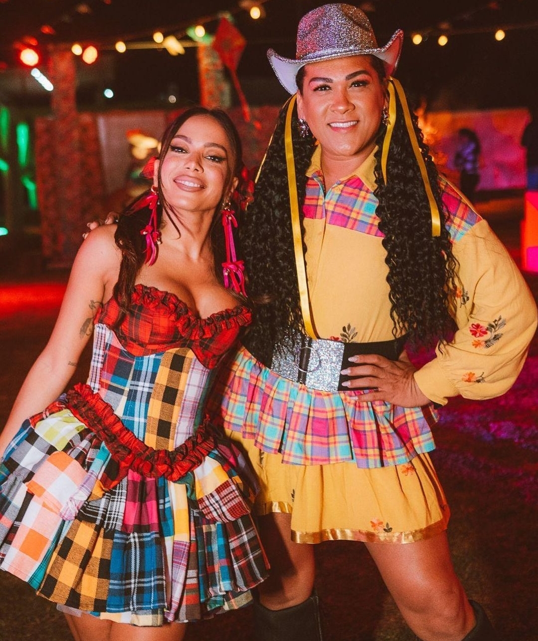 Imagem ilustrativa da imagem Com beijinho em Neymar, Lo Kret prestigia festa junina de Anitta