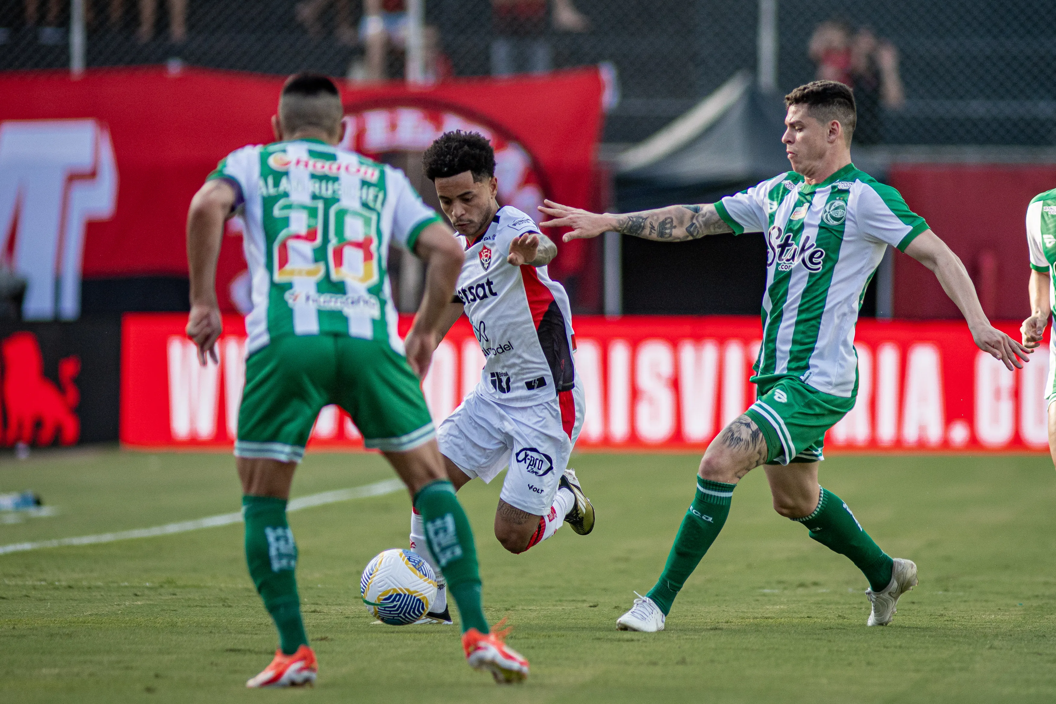 Matheusinho em ação pelo Vitória