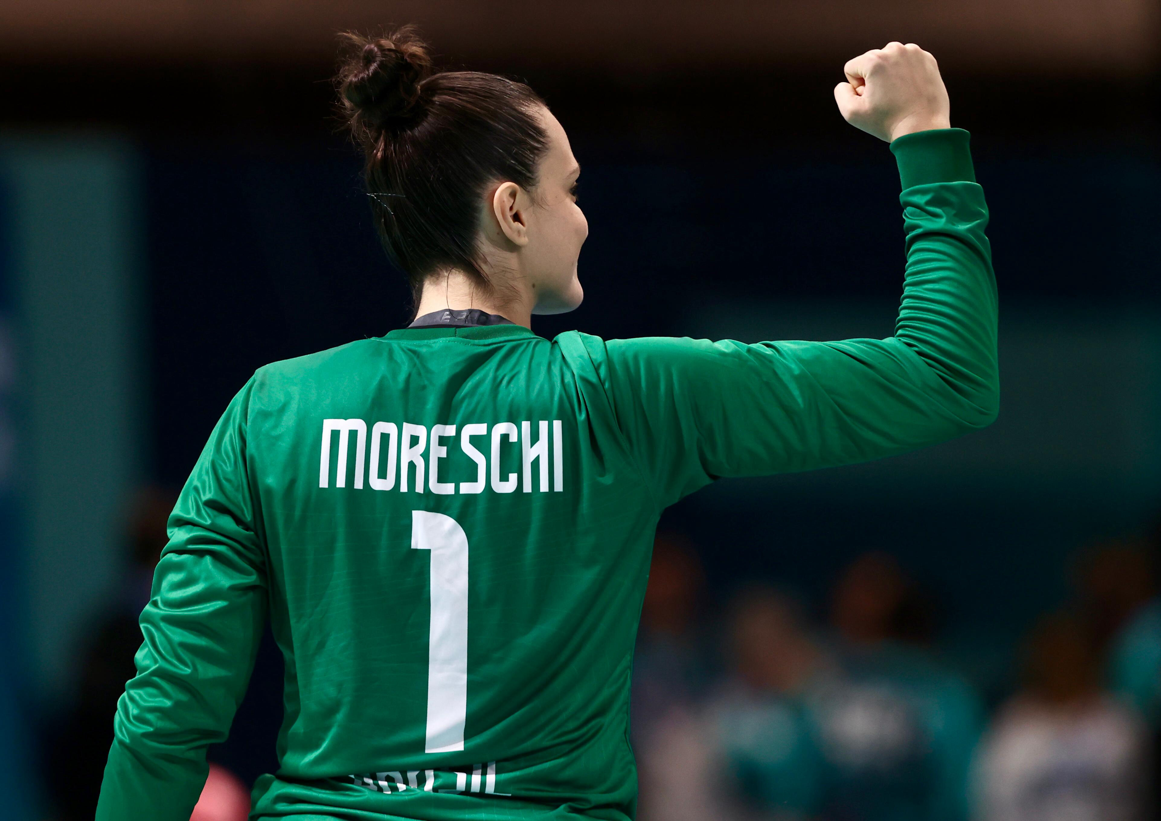 Gabi Moreschi foi destaque na vitória do Brasil no handebol feminino