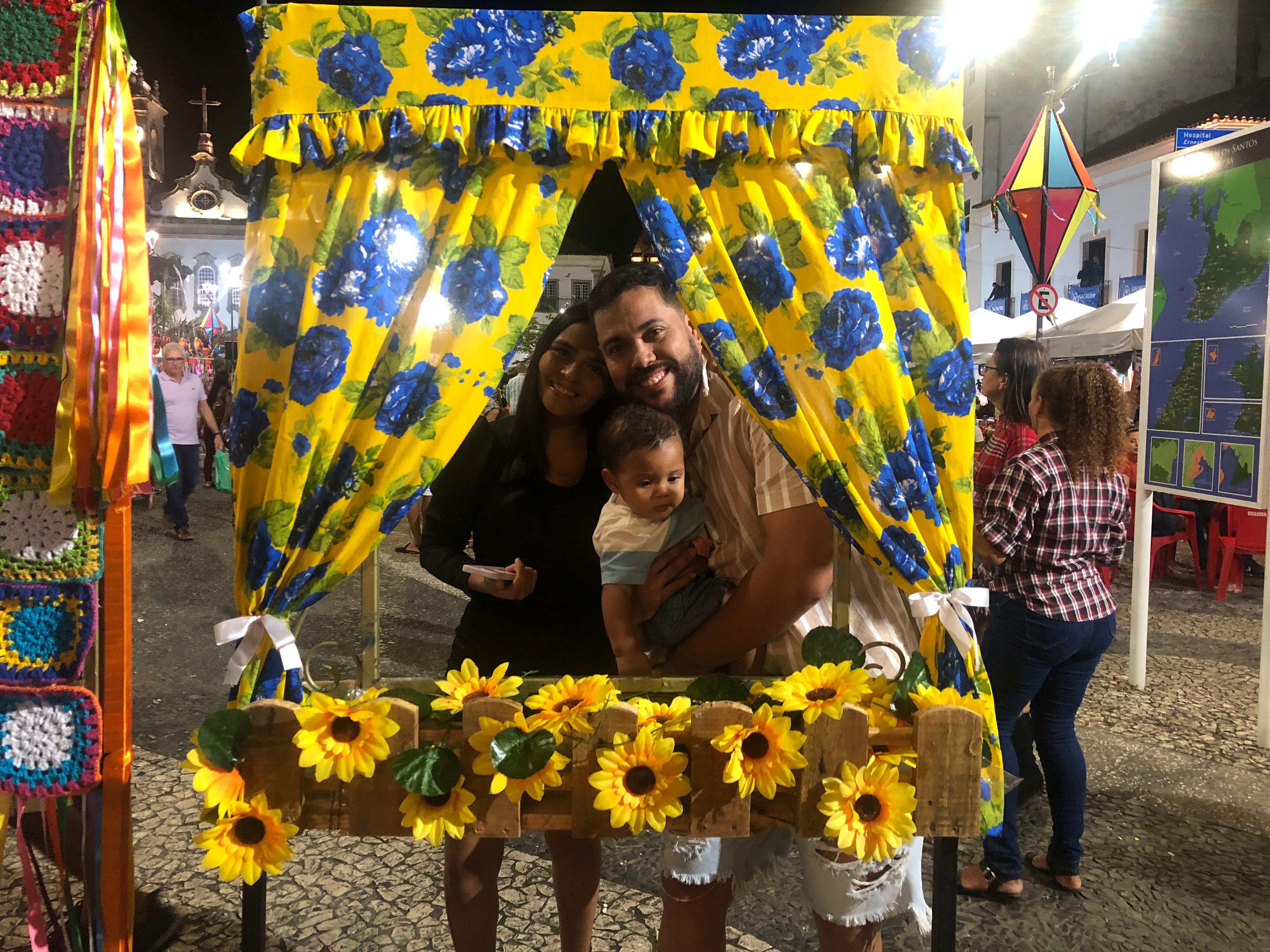 Imagem ilustrativa da imagem Decoração tradicional no Pelourinho encanta público: “Estava ansiosa”