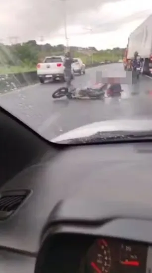 Imagem ilustrativa da imagem Dupla em moto morre atropelada na BR-324