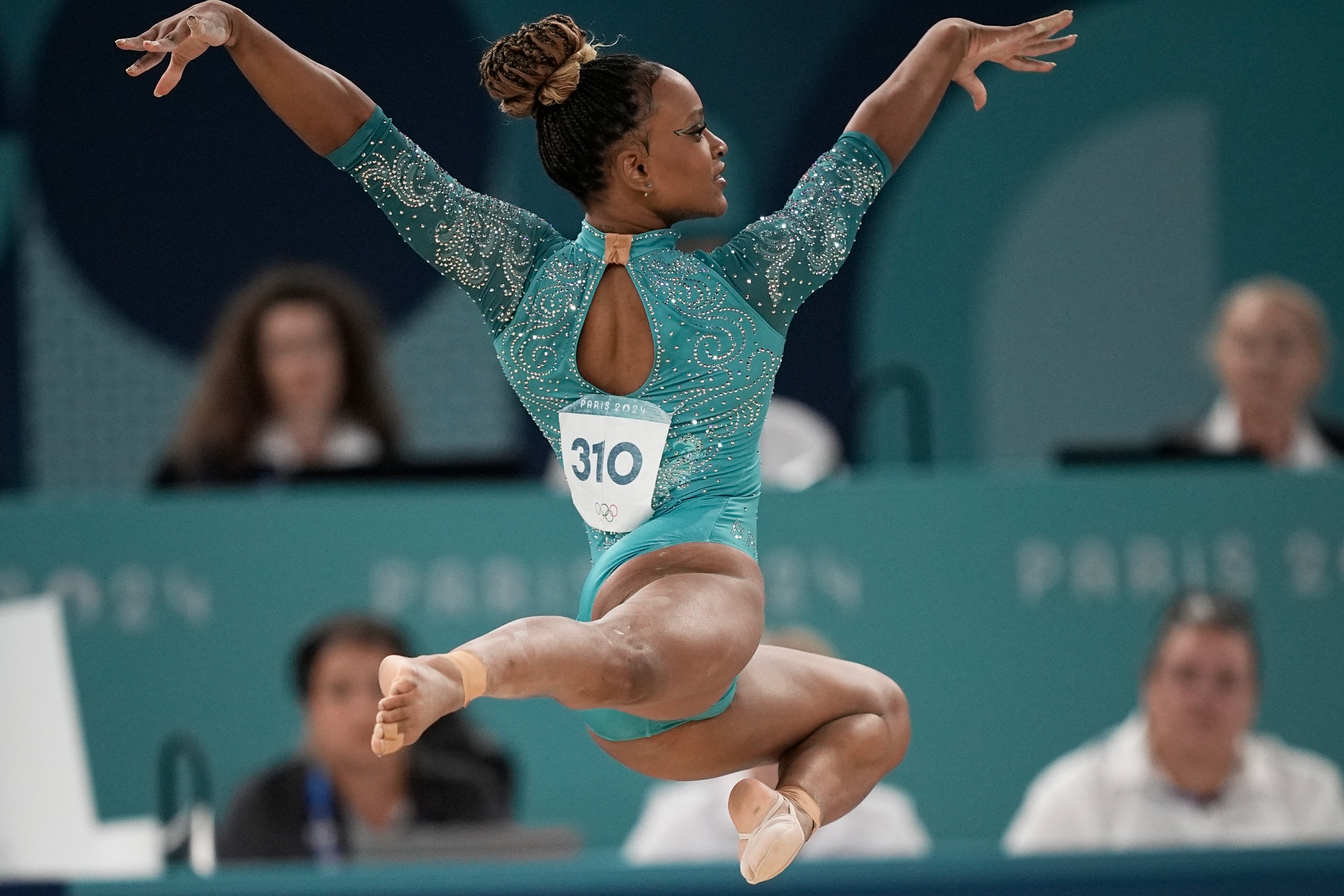 Ginasta brasileira tirou 14.166 e desbancou a favorita Simone Biles