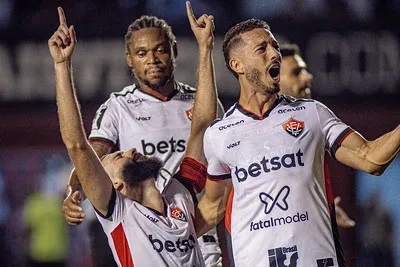 Jogadores do Vitória comemoram gol do triunfo contra o Internacional