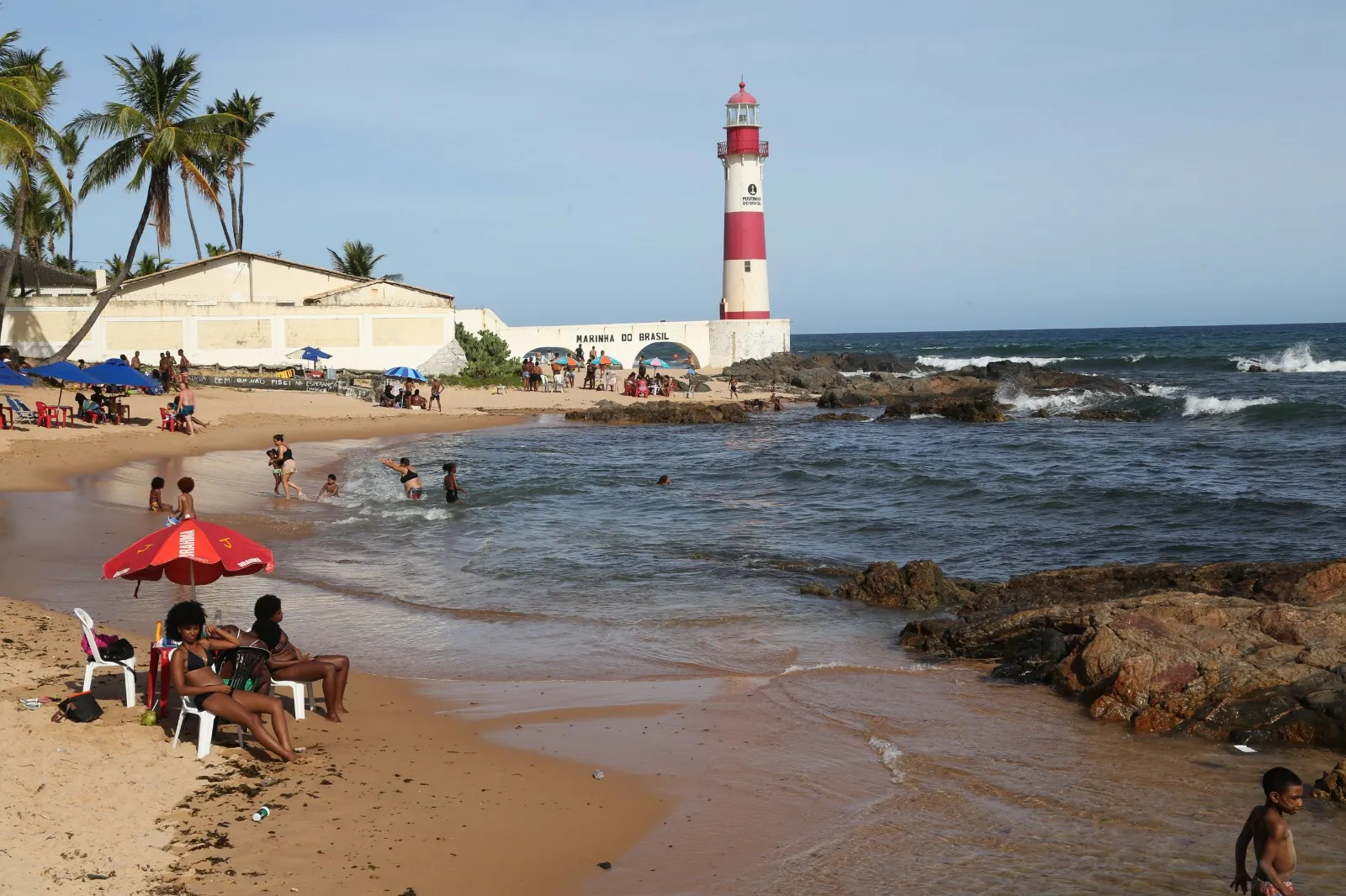 Na foto, a praia do Farol de Itapuã, no bairro de Itapuã