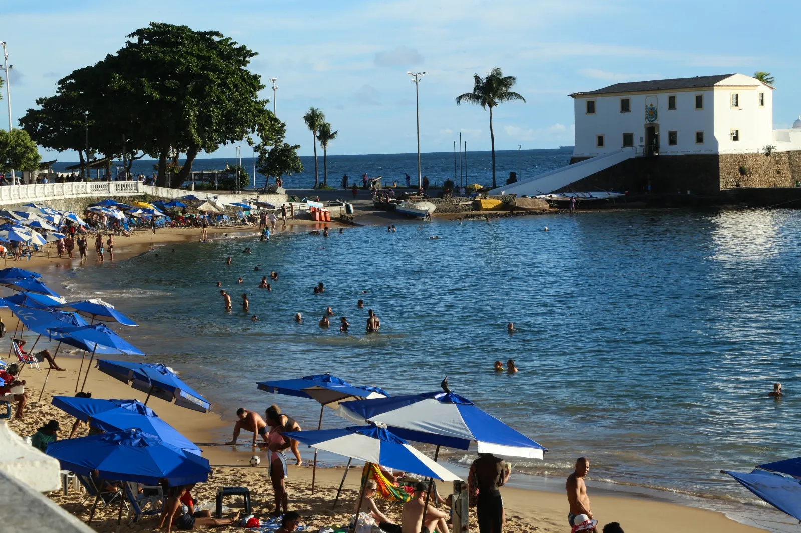 Na foto, a praia do Porto da Barra, uma das que mais lota em finais de semana e feriados