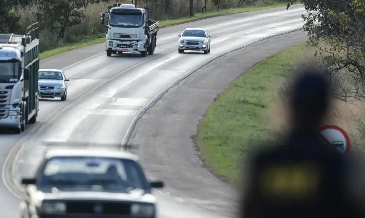 Ultrapassagens indevidas são hábitos comuns dos motoristas na BR-116