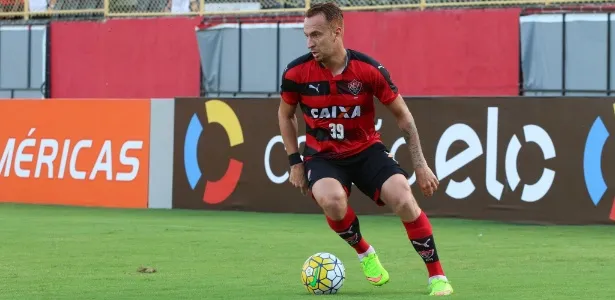 Zé Love marcou 4 gols pelo Vitória