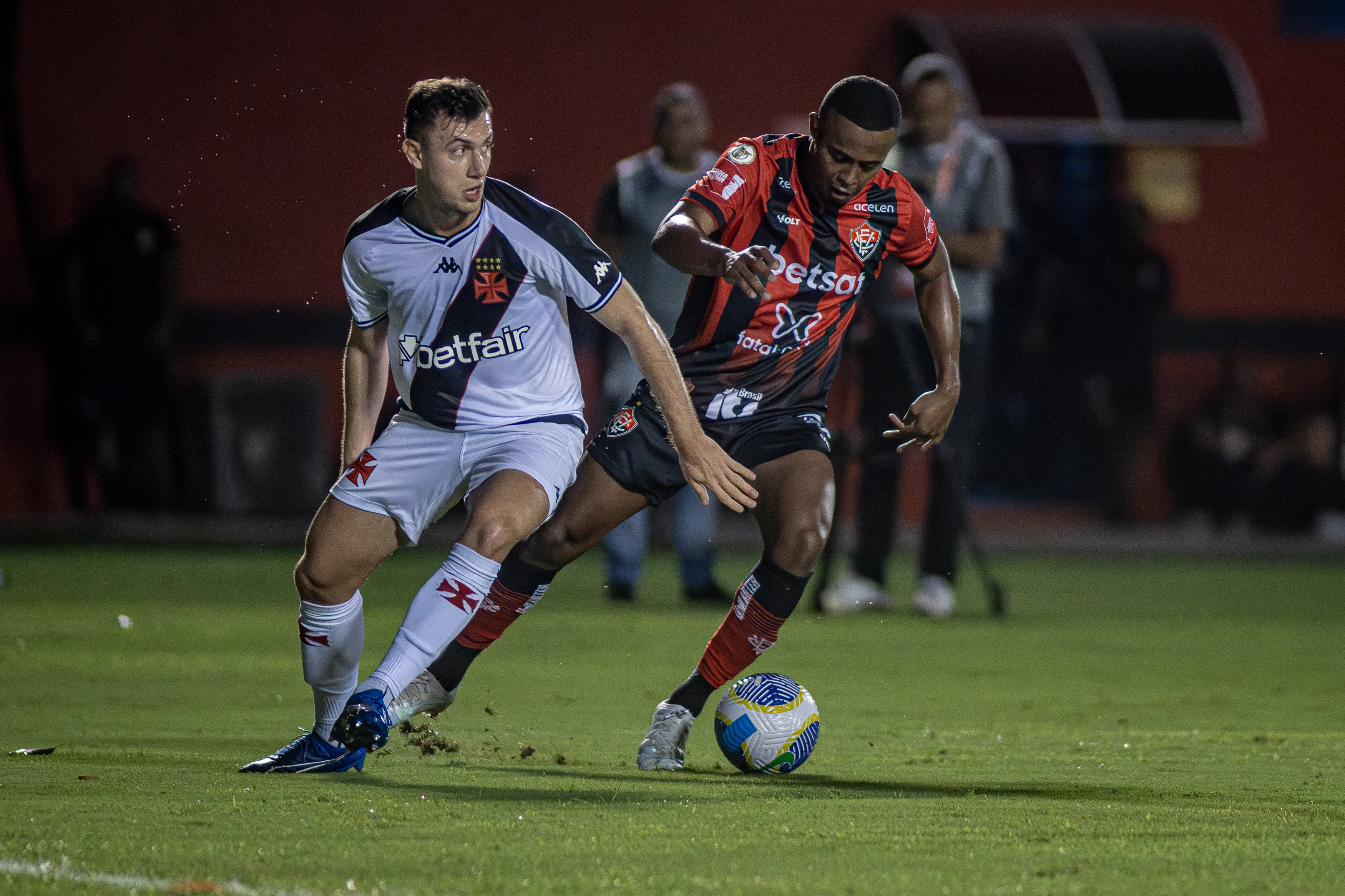 Carlos Eduardo briga com Lucas Piton pela bola