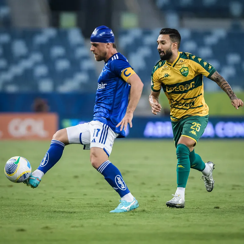 Ramiro e Clayson durante o empate entre Cuiabá e Cruzeiro