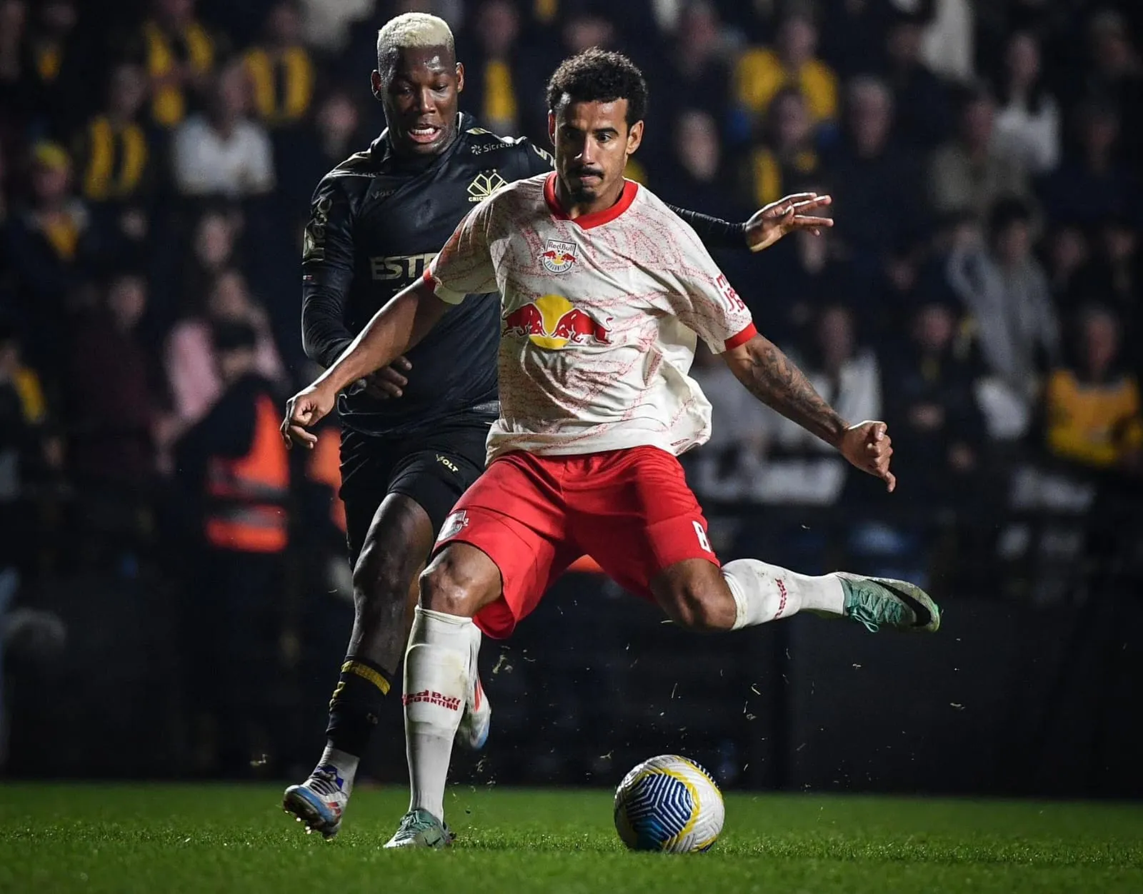 Patrick de Paula (esquerda) e Lucas Evangelista (direita) em Criciúma 1x0 Red Bull Bragantino