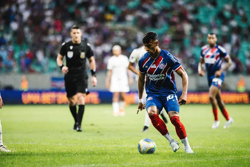 Luciano Rodríguez atuando contra o Atlético-MG, no último domingo (15)