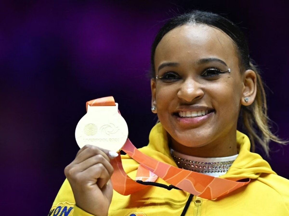 Rebeca Andrade com o ouro conquistado em Liverpool