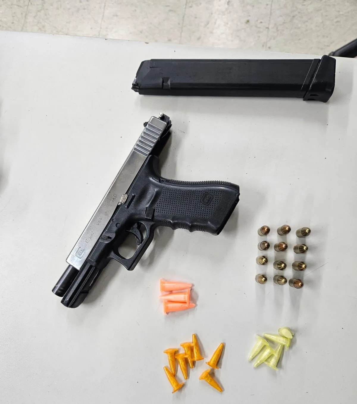 Pistola Glock calibre 9mm, carregador, munições e drogas foram apreendidos