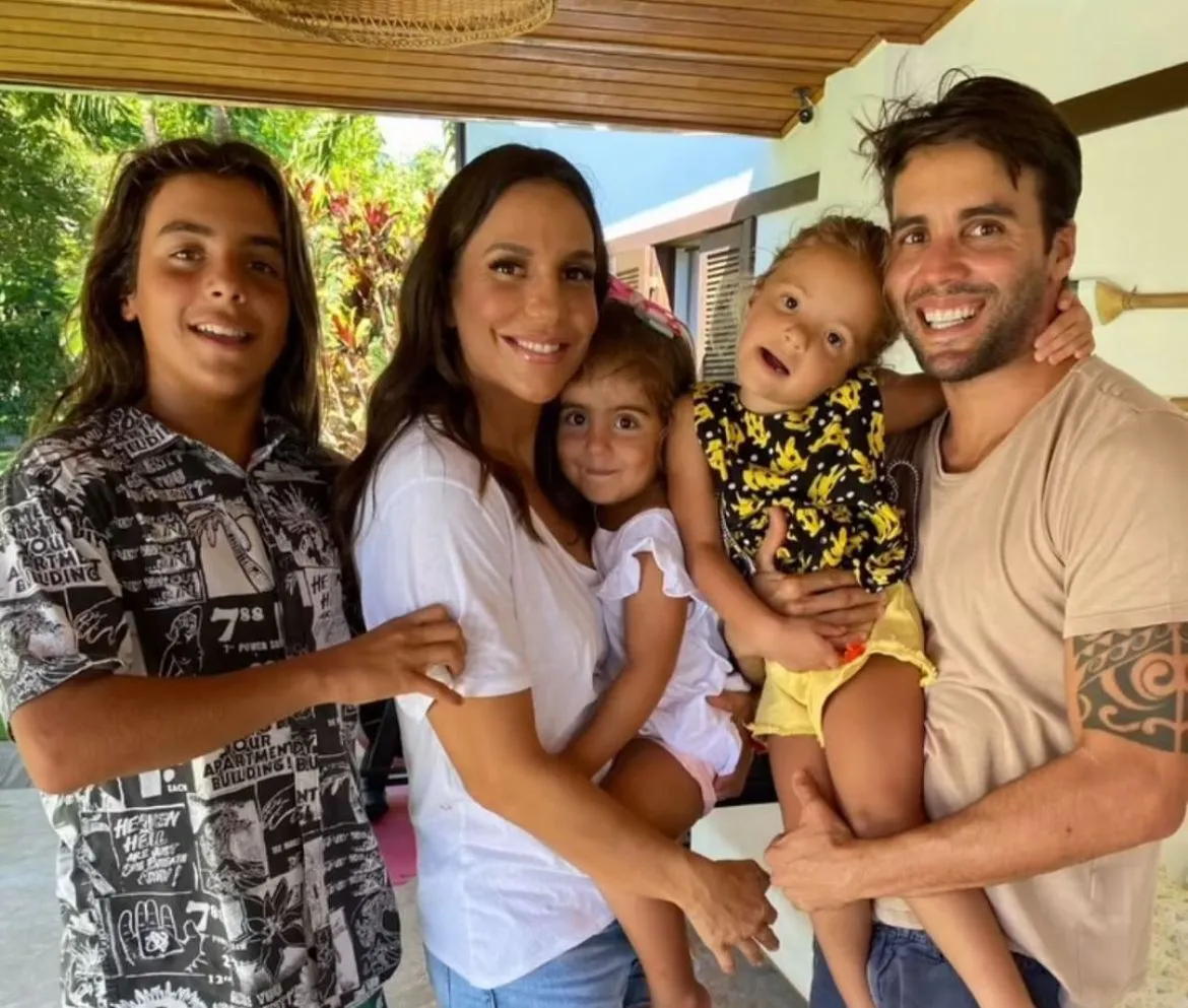 Ivete ao lado dos filhos e do esposo Daniel Cady