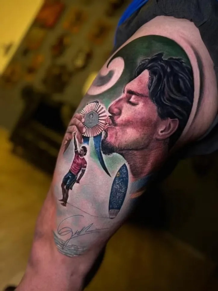 Imagem ilustrativa da imagem Na pele! Brasileira tatua momento icônico de Gabriel Medina na Olimpíada