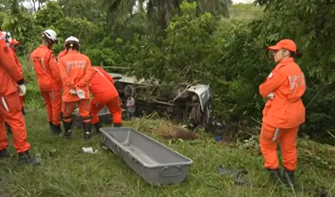 Corpo de Bombeiros trabalha no local com ajuda de outras equipes para fazer a remoção dos corpos