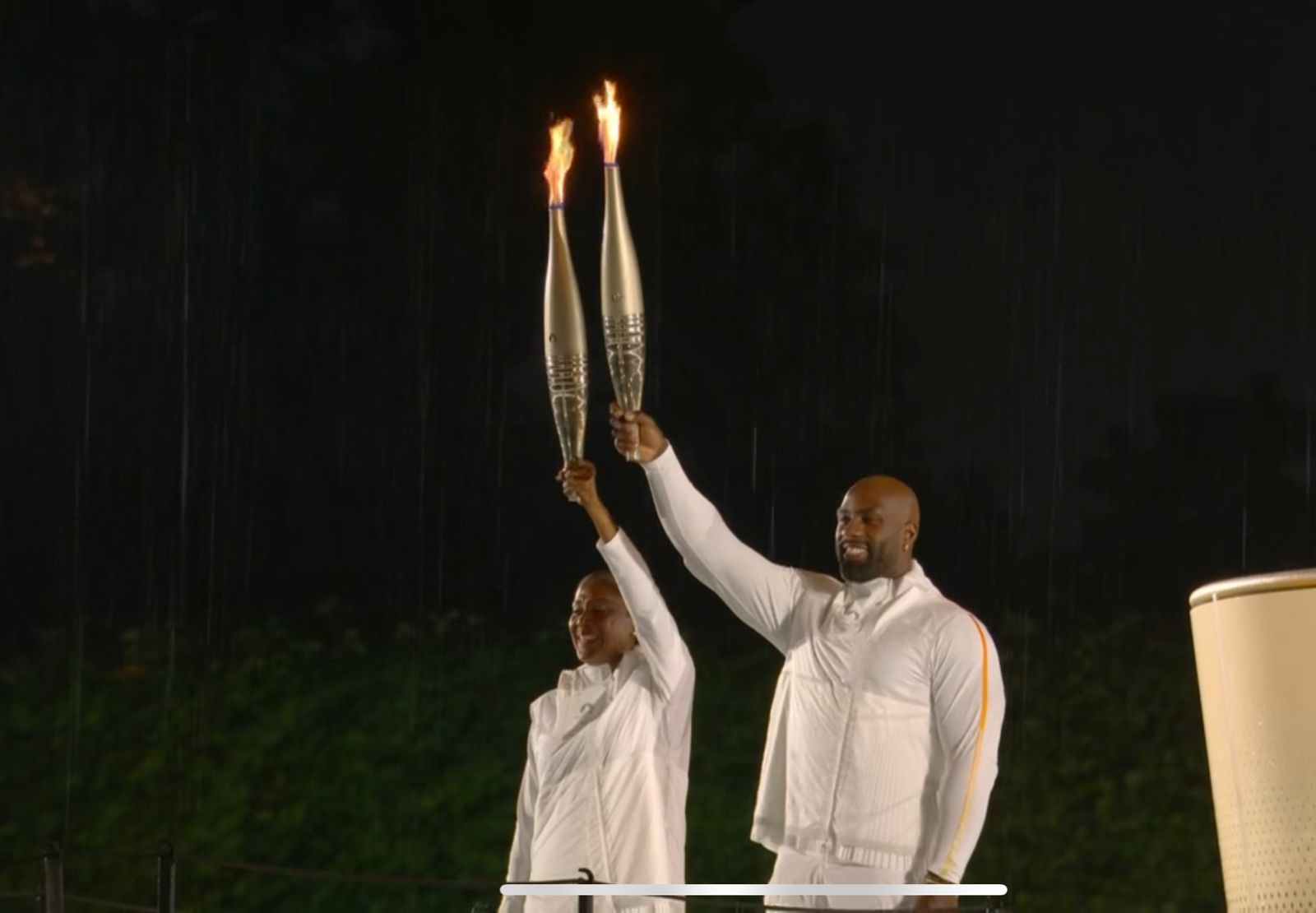 Marie-José Perec e Teddy Riner acendem a pira olímpica