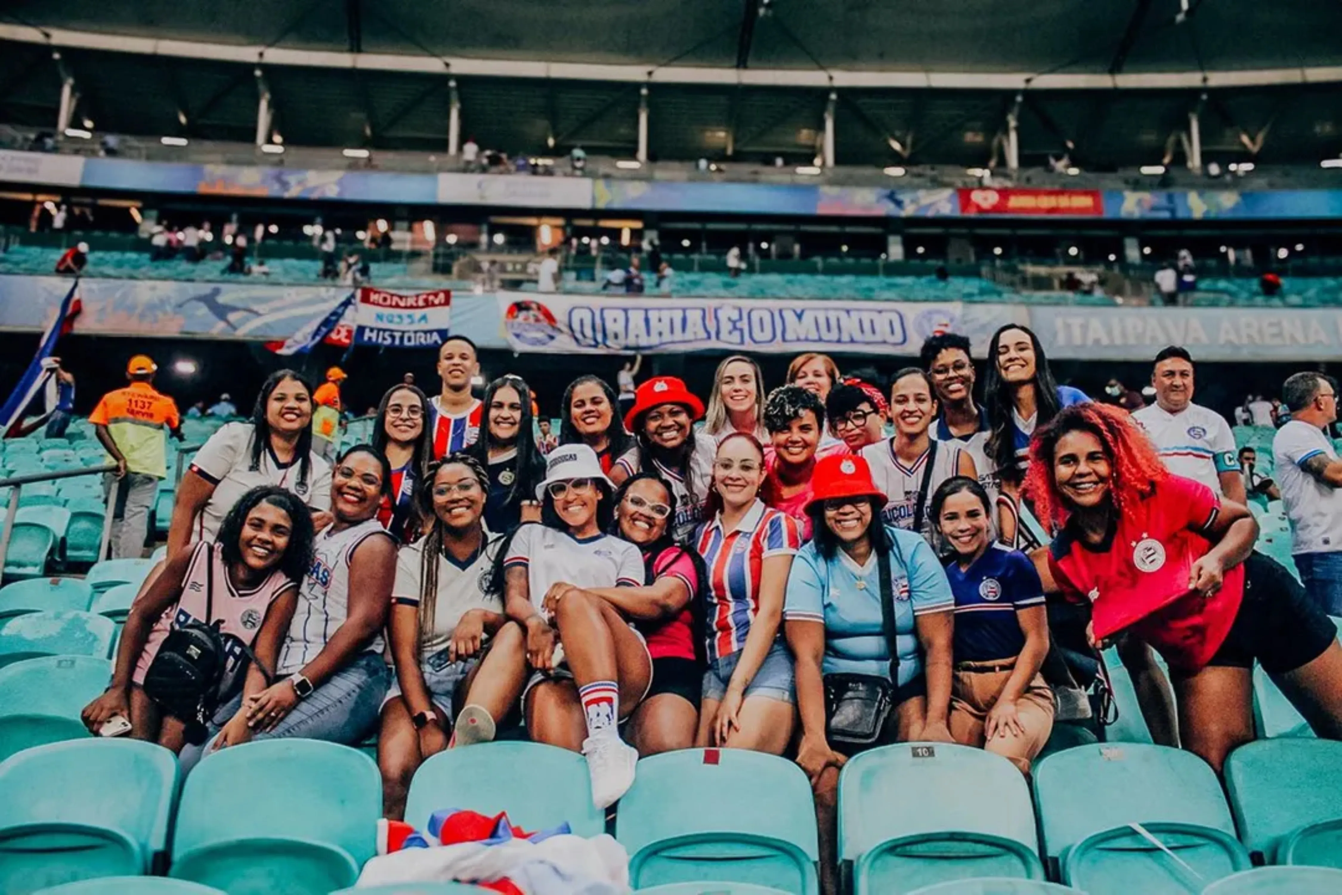 Torcedoras tricolores abrilhantam ainda mais a Arena Fonte Nova