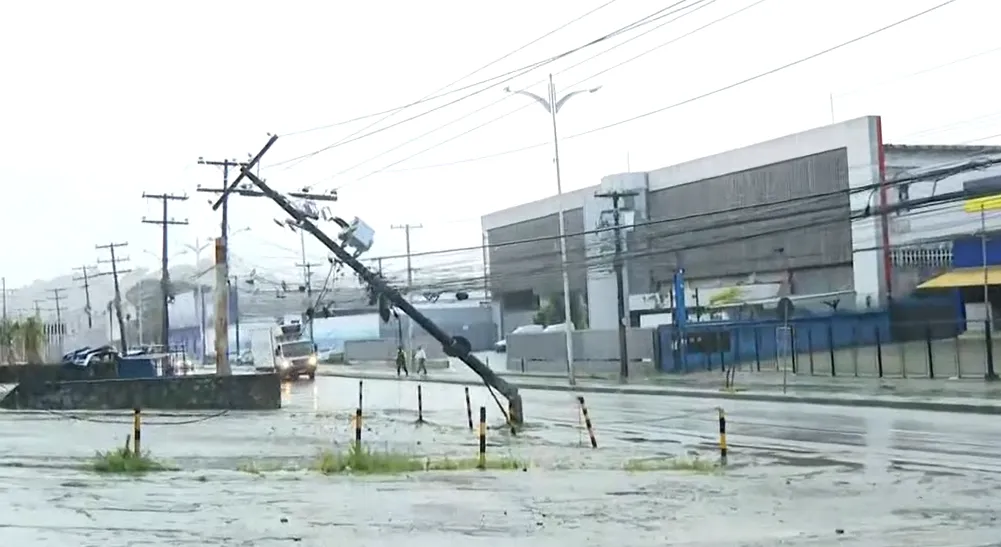 Um caminhão bateu em um poste na Av. Barros Reis