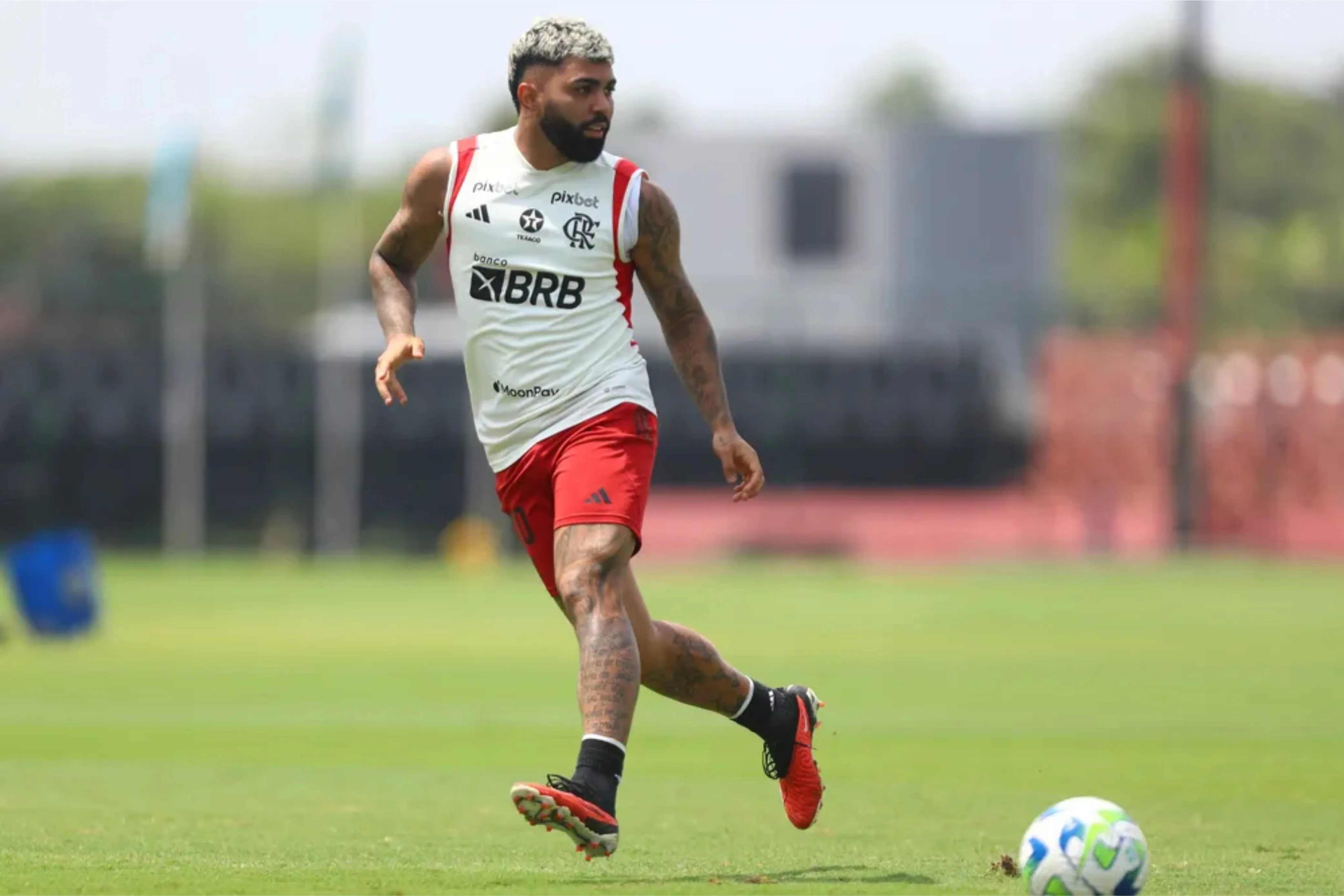 Gabigol durante treinamento no Ninho do Urubu