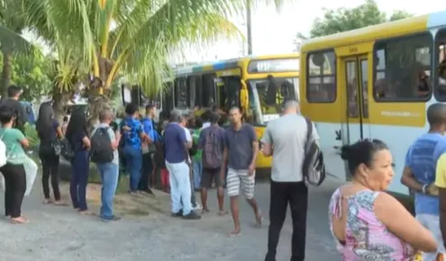 Os pontos de ônibus nas entradas dos bairros estão lotados