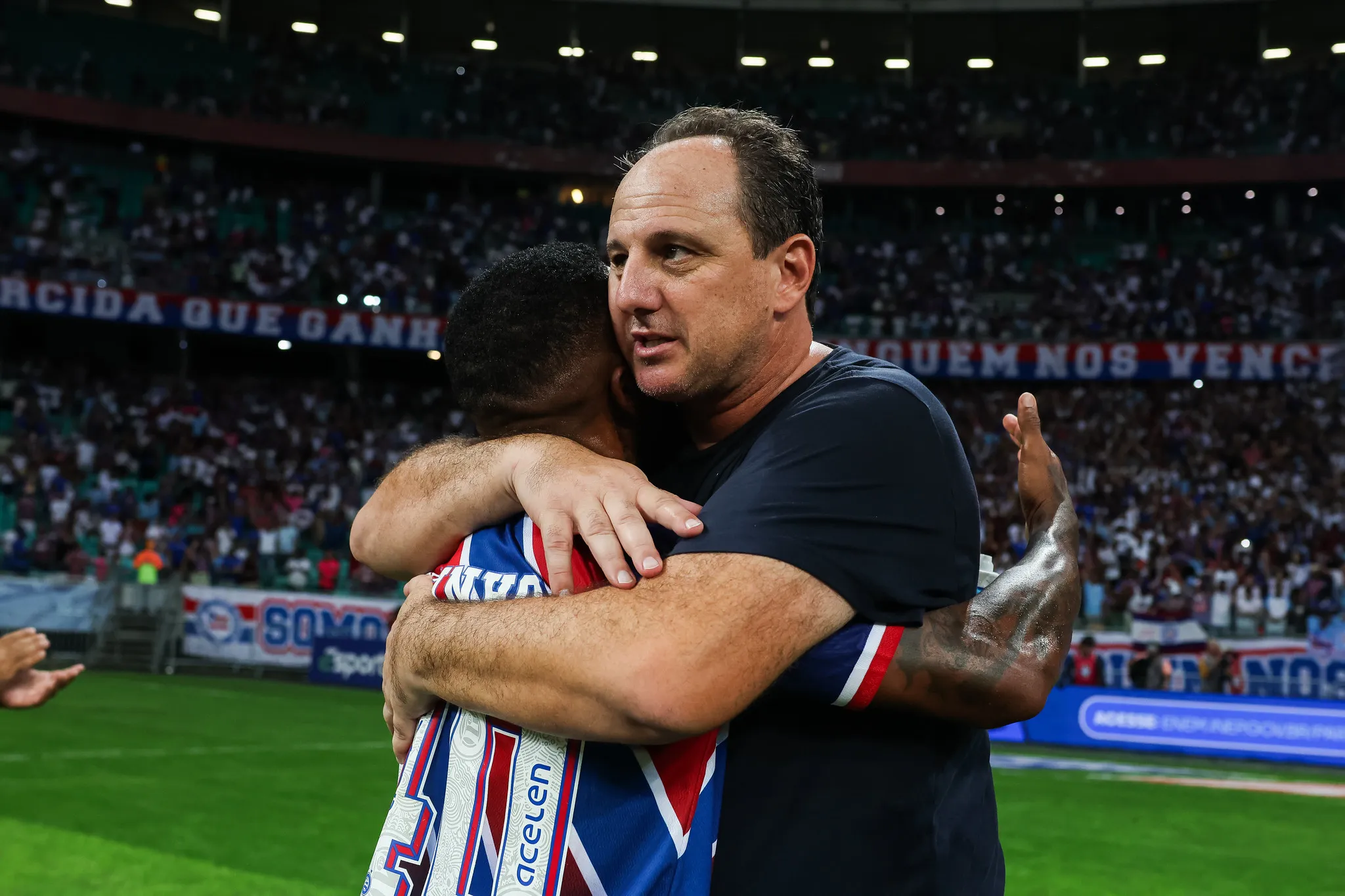 Rogério abraça Cicinho após triunfo contra o Fortaleza