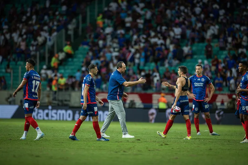 Ceni cumprimenta jogadores após derrota para o Flamengo