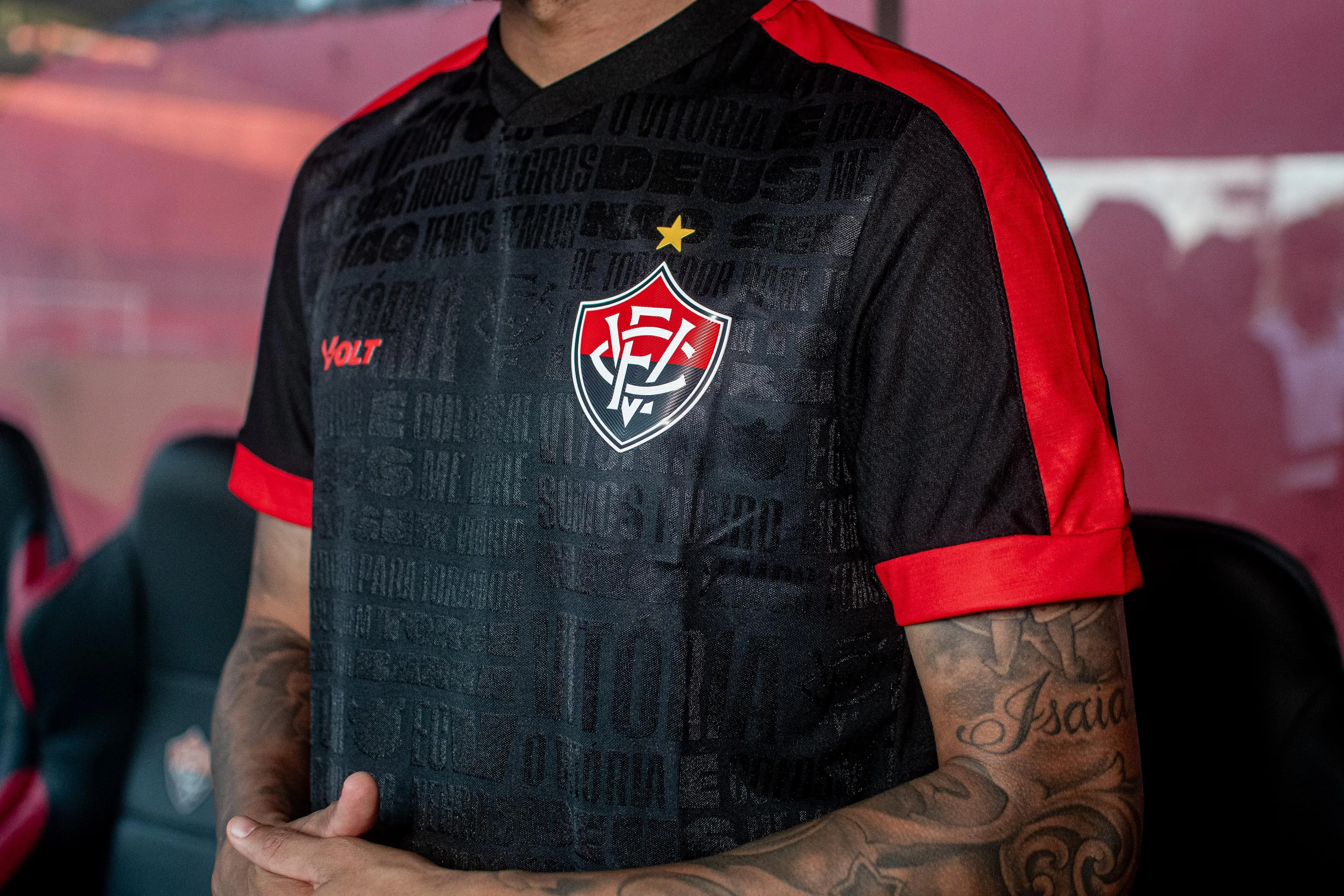 Nova camisa do Vitória com frases que exaltam o clube