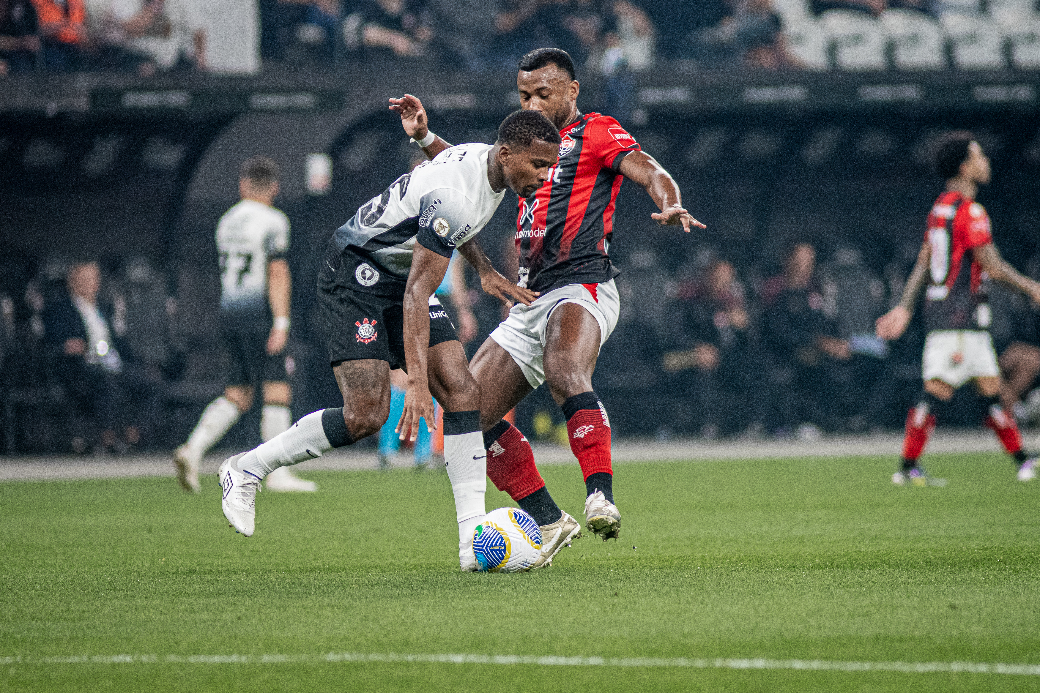 Vitória é melhor na segunda etapa, mas sofreu gol no final