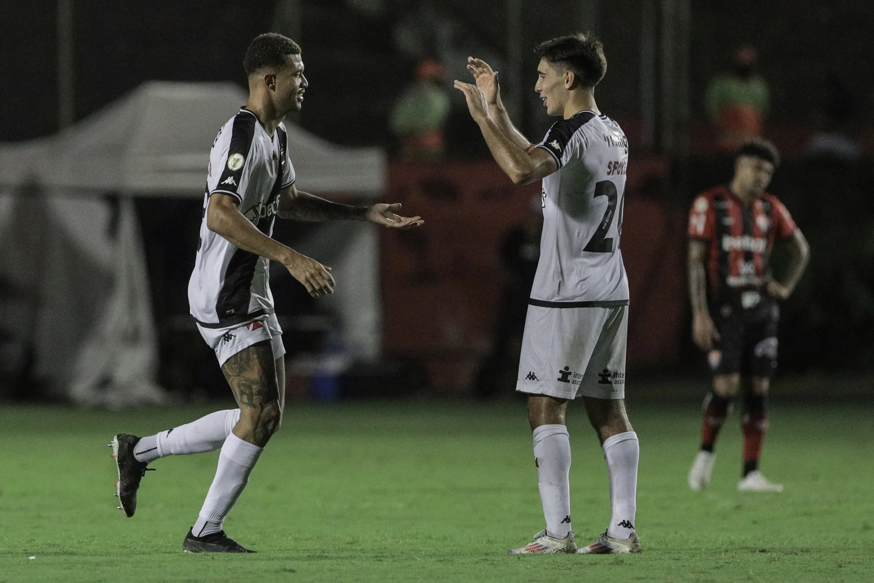 Jogadores do Vasco comemoram gol