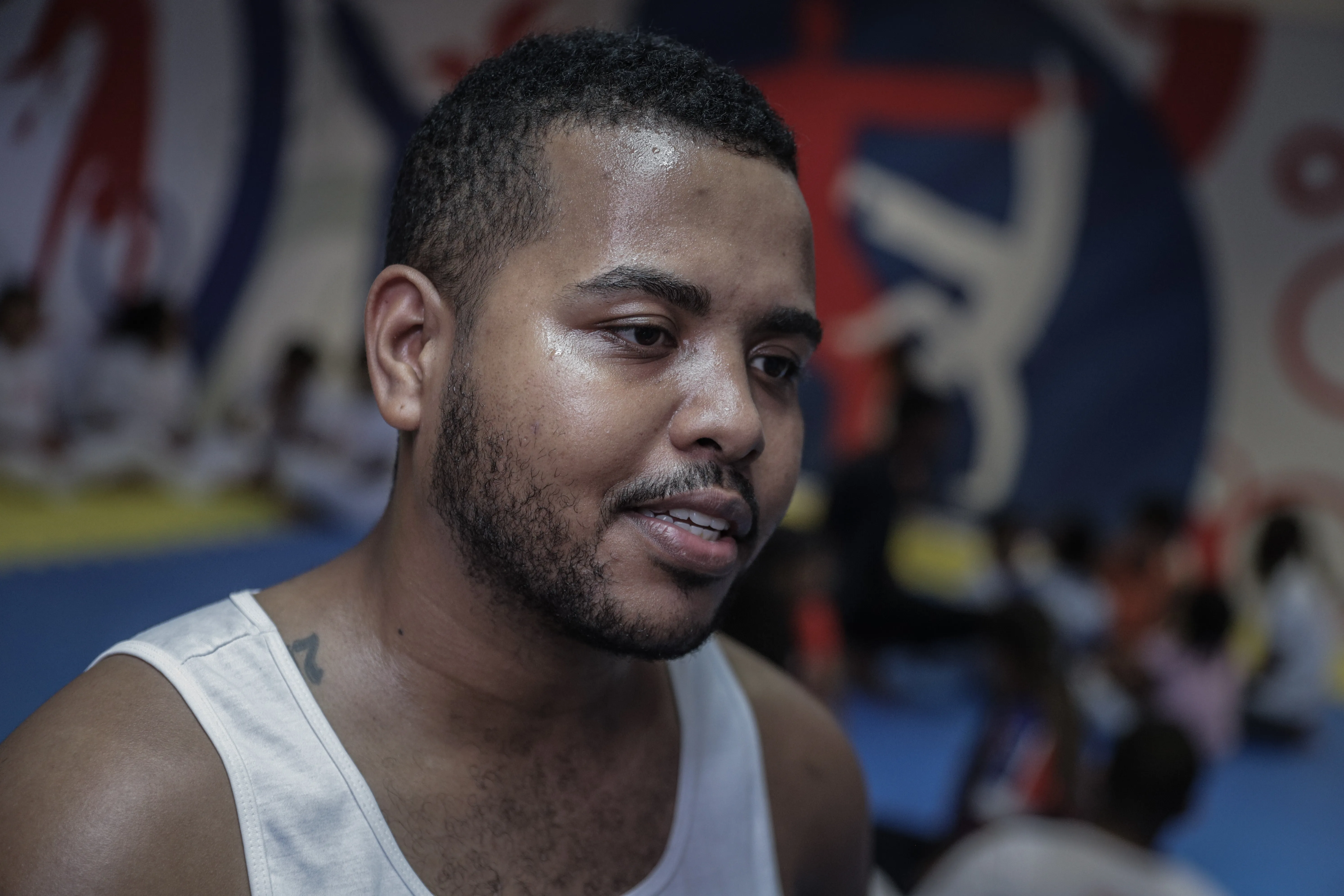 Mestre Matheus ensina aos alunos e ajuda na formação 
deles