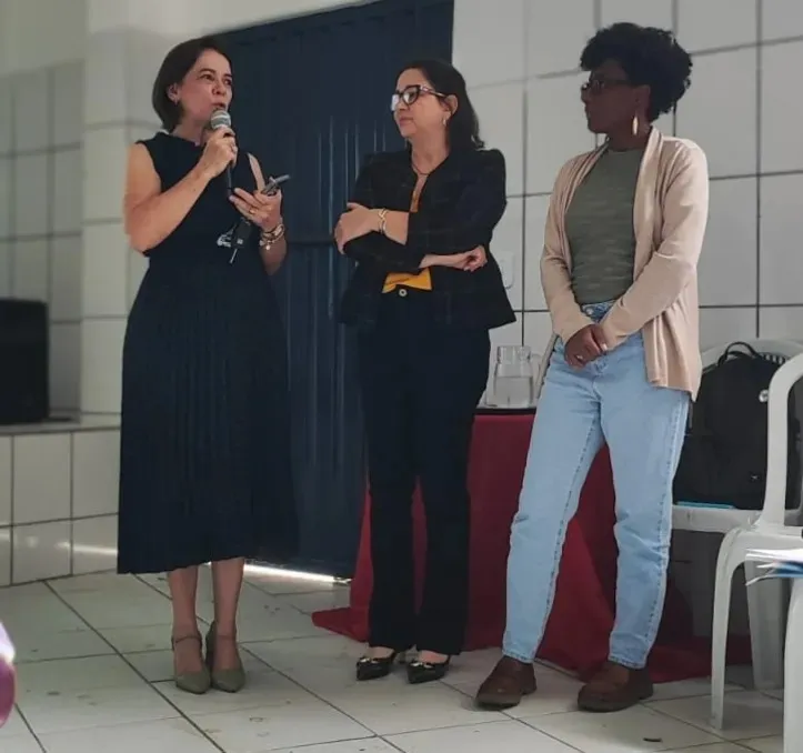 Da esquerda para direita: secretária de Educação, Regiane Chuaith Miranda, Márcia Firmino, coordenadora pedagógica e a pedagoga Jéssica Gouveia, ambas do Programa A TARDE Educação