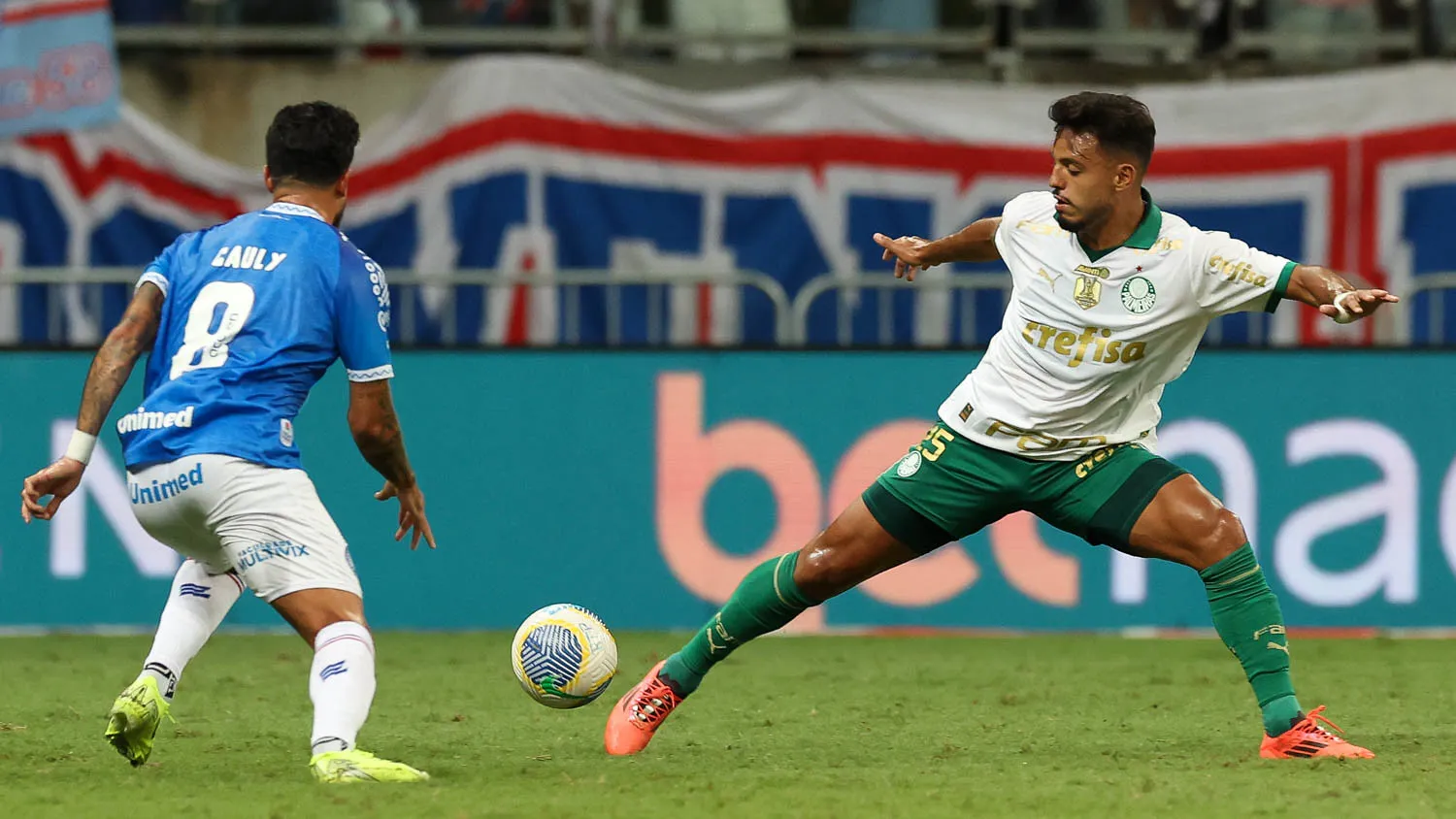 O jogador Gabriel Menino, do Palmeiras, disputa bola com Cauly, do EC Bahia, durante partida da 34ª rodada, do Brasileirão, na Arena Fonte Nova