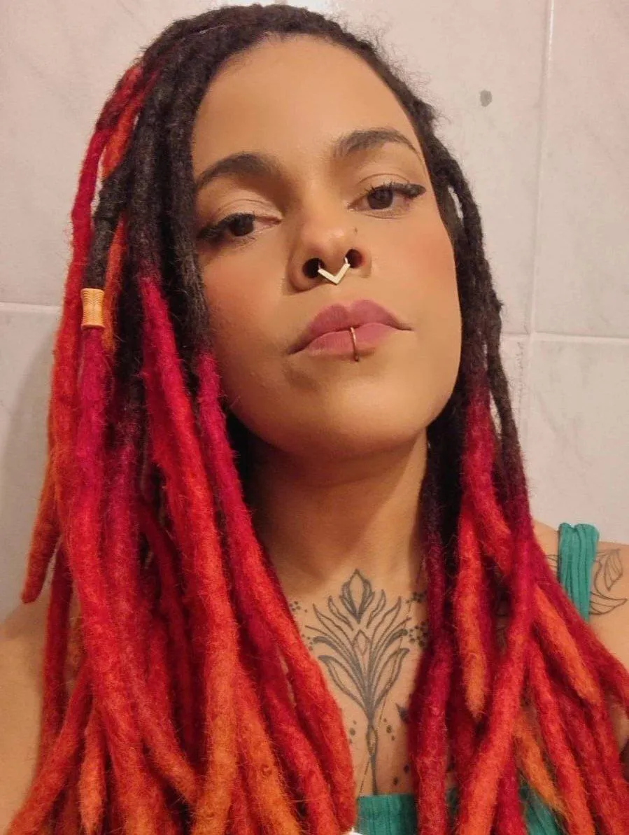 Verena investiu em uma nova cor nos dreads para curtir o evento