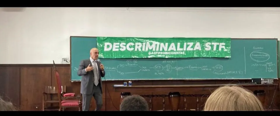 Faixa pendurada em sala de aula de Moraes durante julgamento da descriminalização da maconha