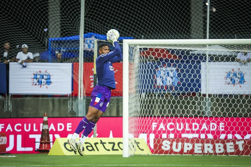 Adriel no aquecimento de Bahia x São Paulo - 32ª rodada do Campeonato Brasileiro