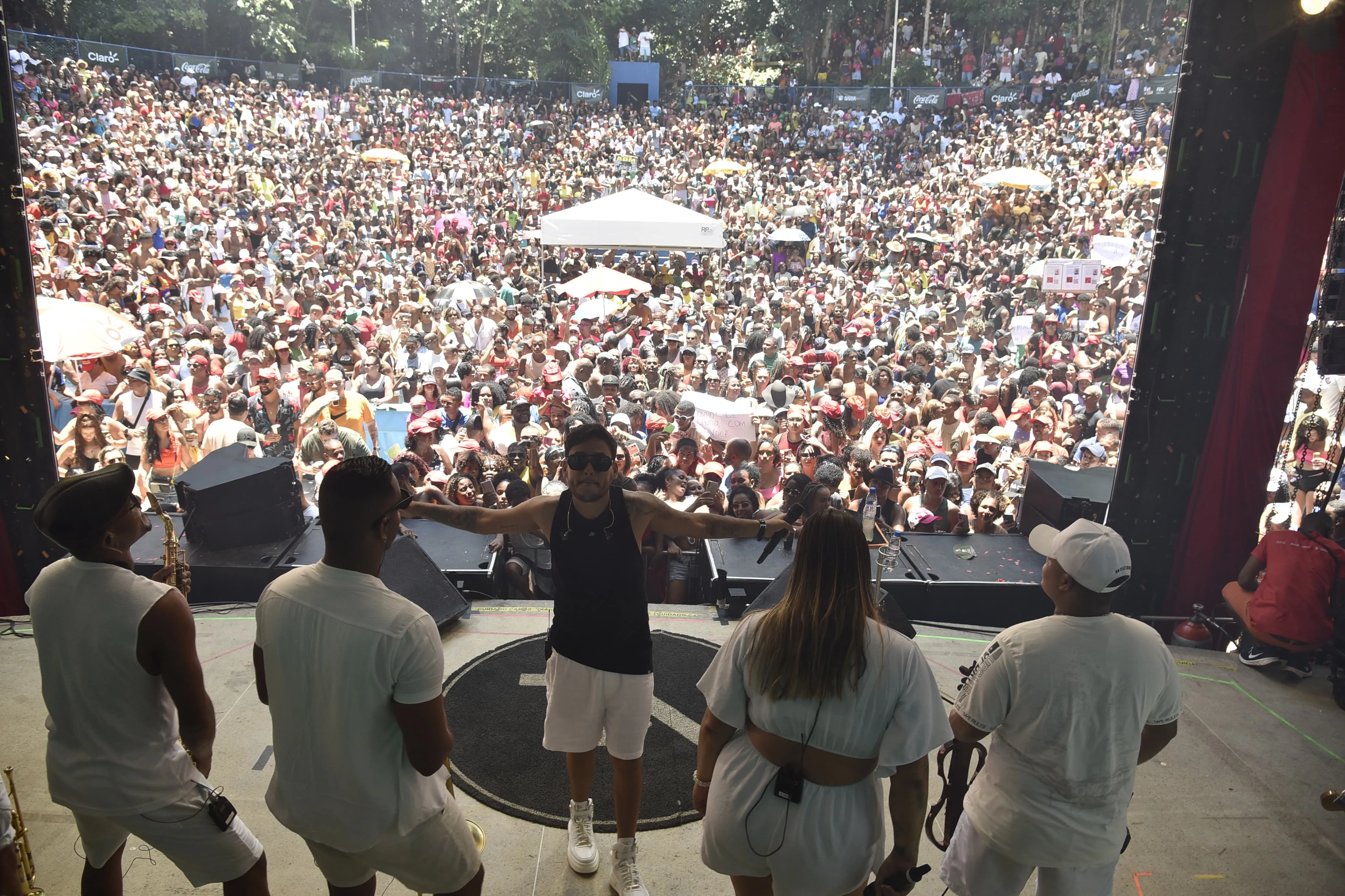 Thiago Aquino canta para muita gente no Festival do Parque