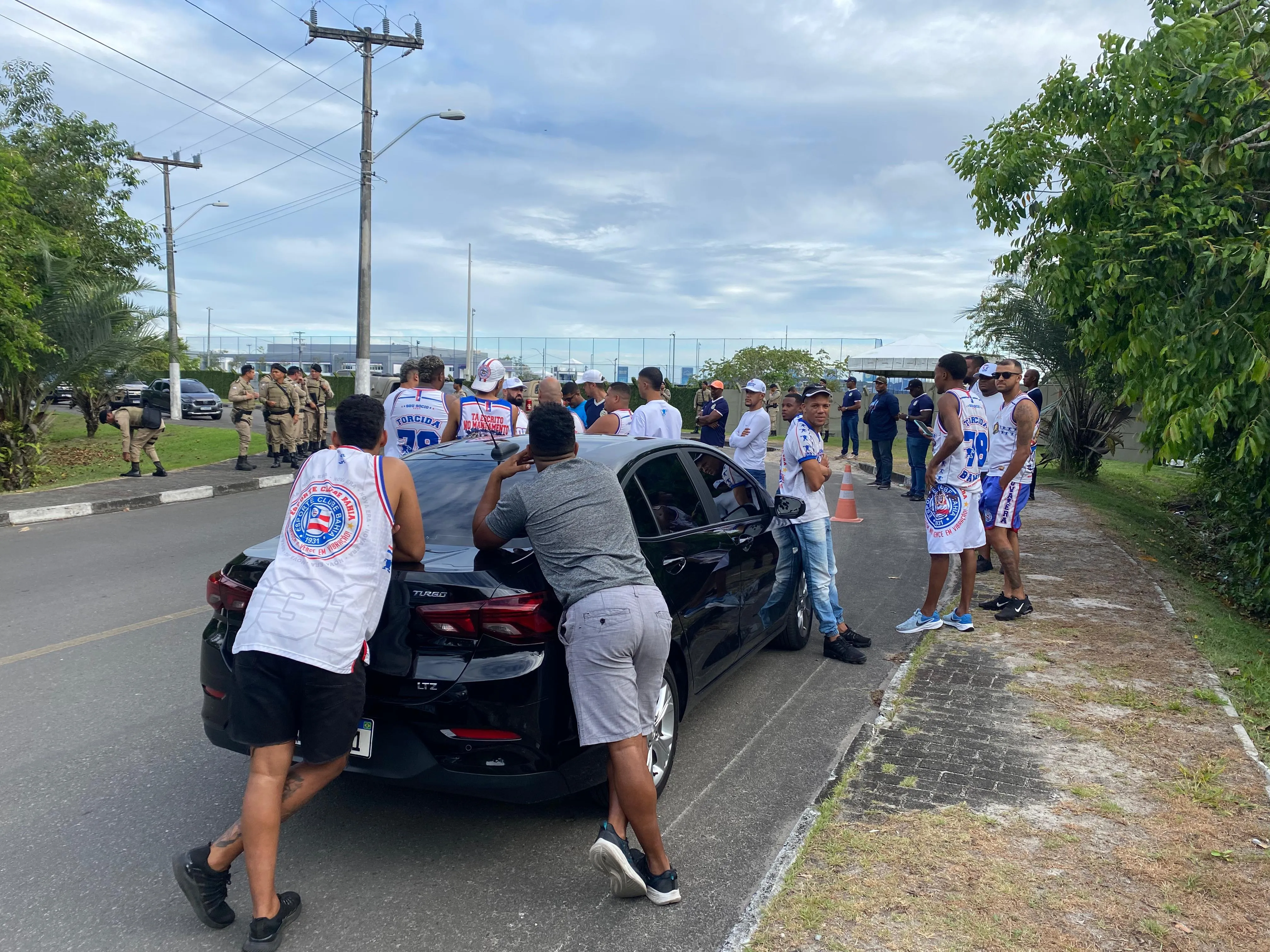 Membros da principal torcida organizada do Bahia concentrados próximos ao CT do Bahia