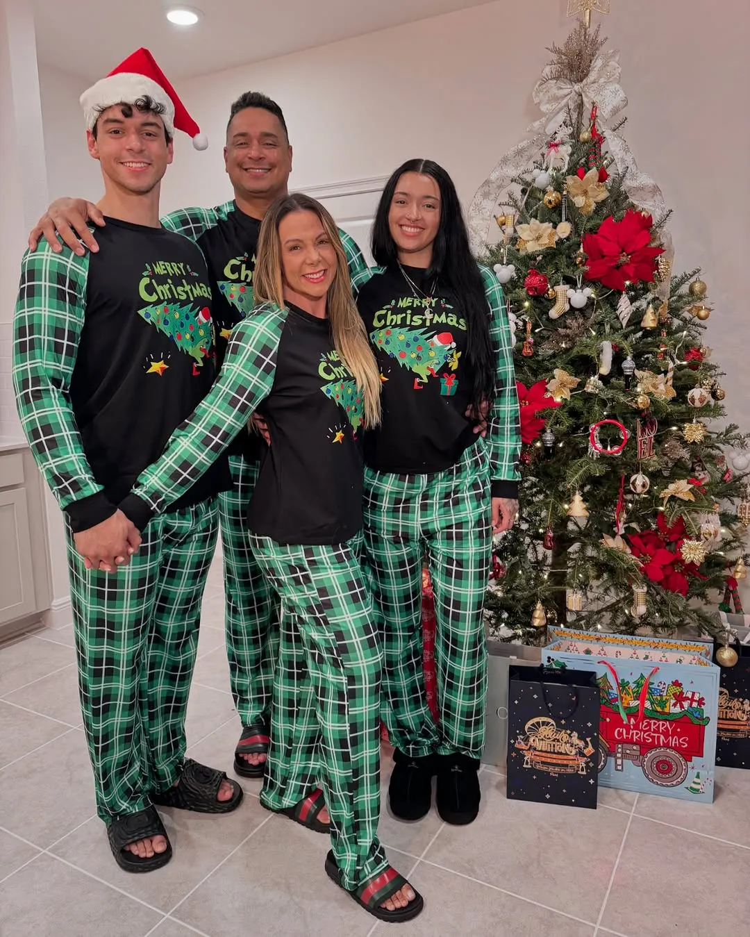 O cantor Xanddy ao lado da esposa, a dançarina Carla Perez, e dos filhos do casal