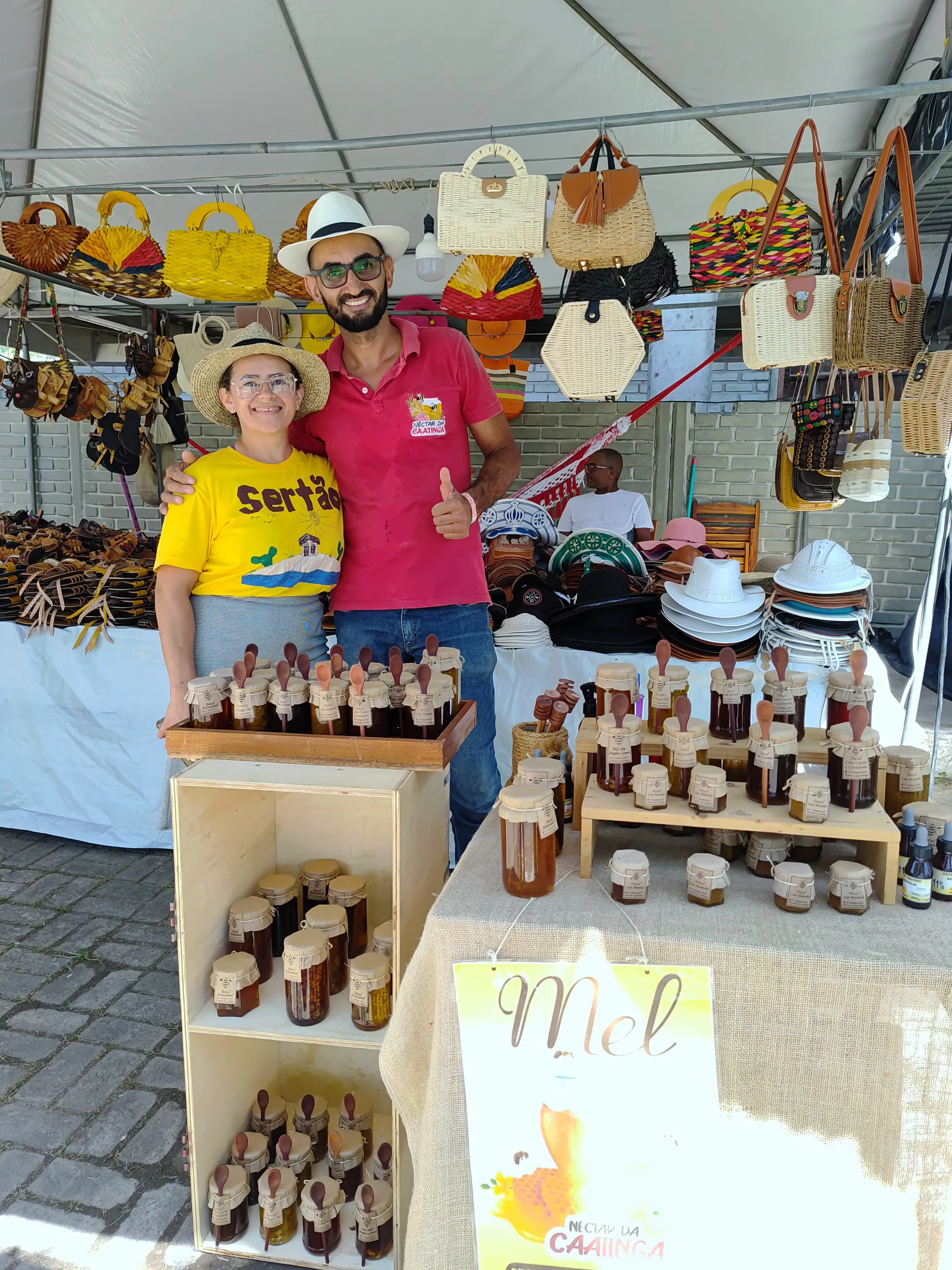 Neide Lopes e João Carlos, apicultores