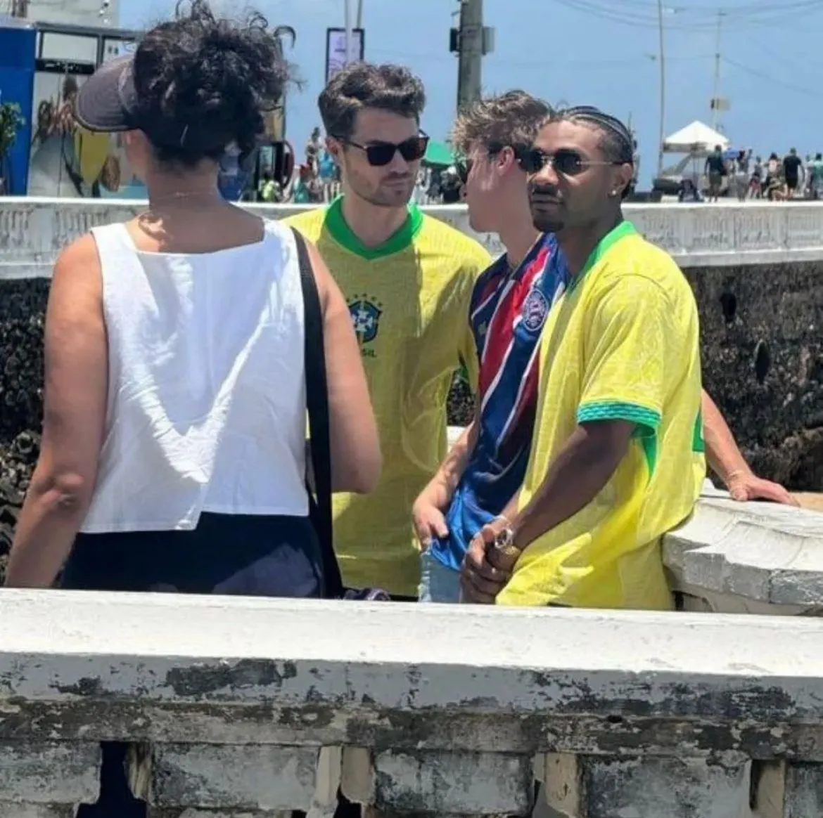 Imagem ilustrativa da imagem Assista: atores de série americana usam camisa do Bahia e curtem Olodum no Pelô