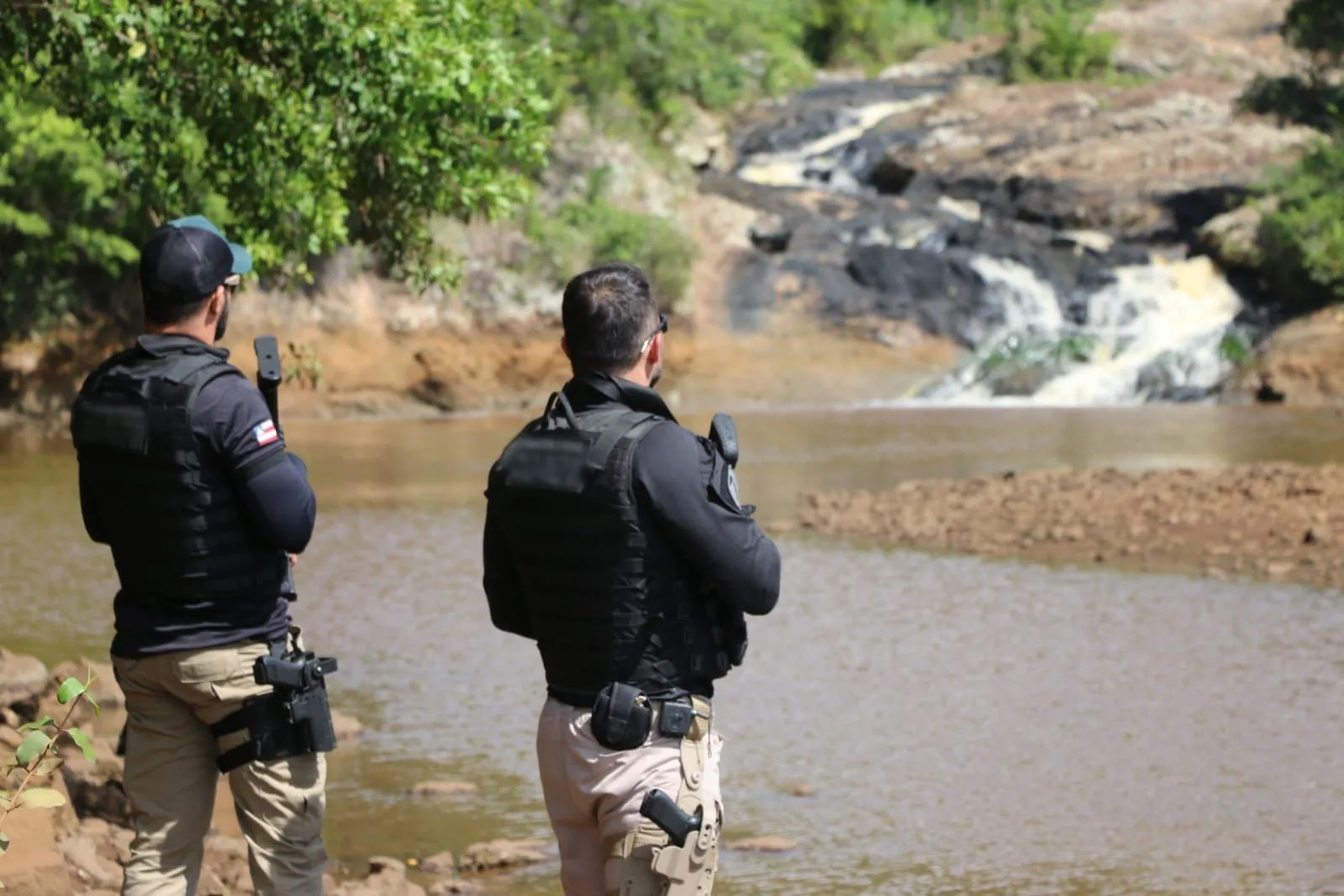 Polícias iniciaram varreduras e incursões para capturar os elementos