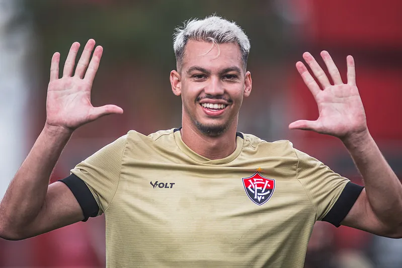 Zé Marcos em treino pelo Vitória