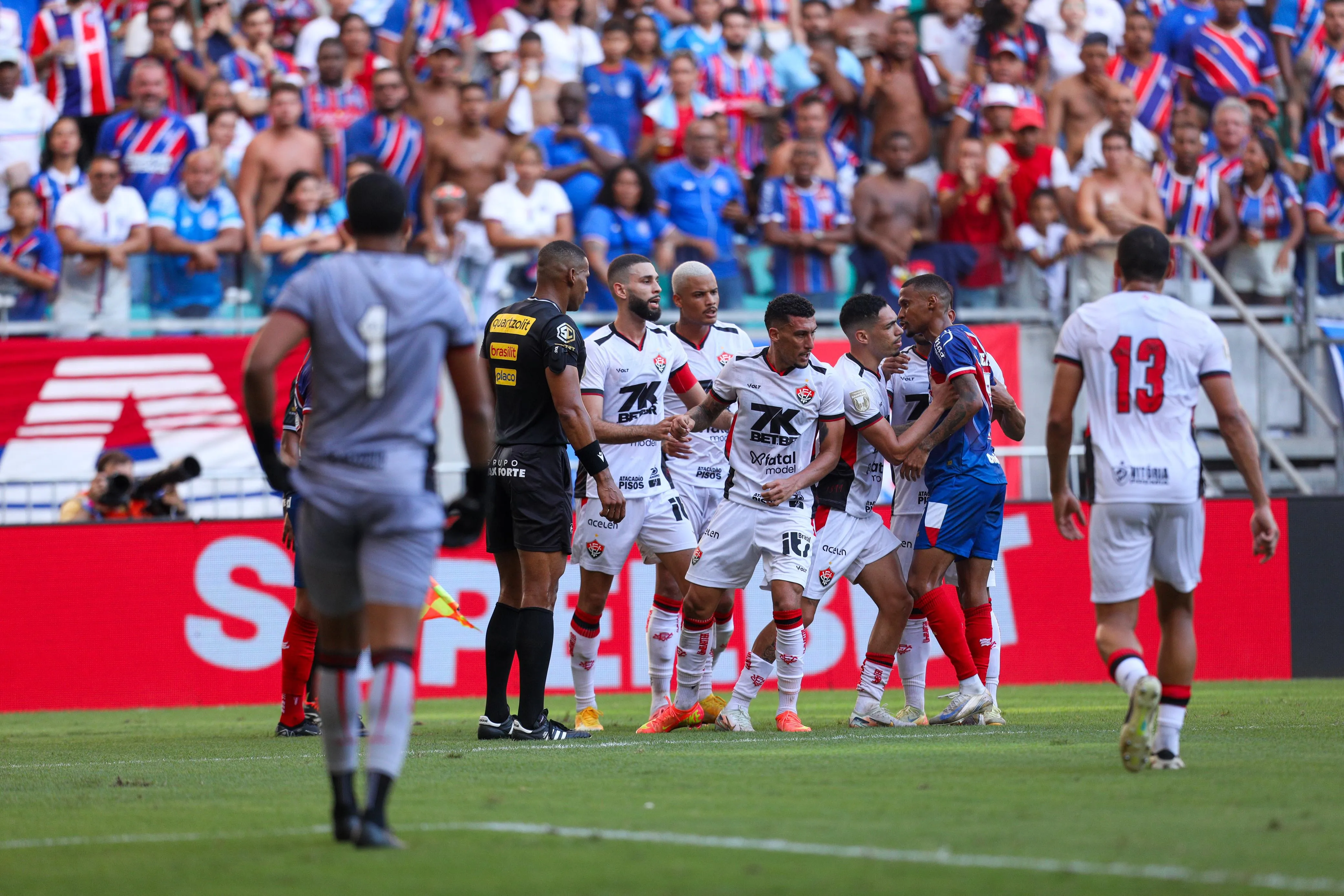 No pouco tempo de bola rolando, o Esquadrão tomou mais as ações da partida