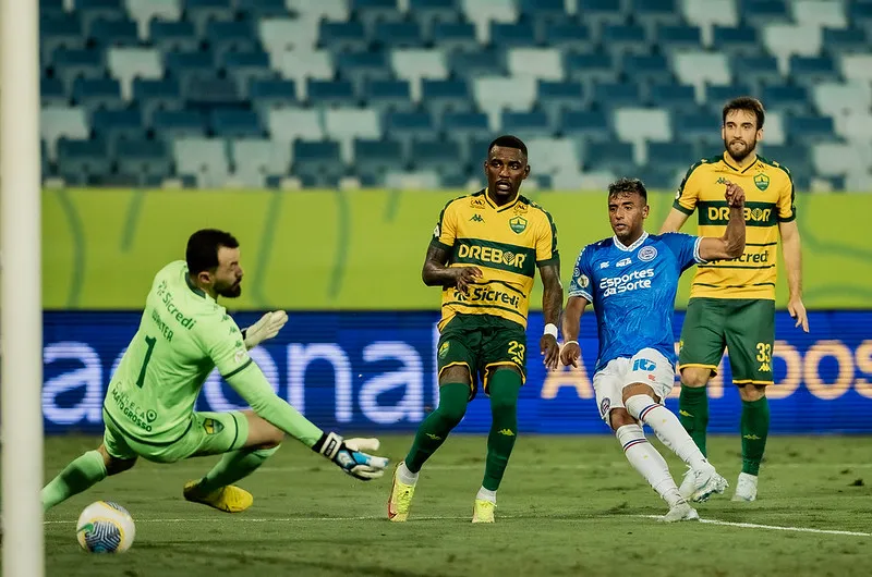 Gol de "Lucho" Rodrigues contra o Cuiabá, na vitória por 2 a 1