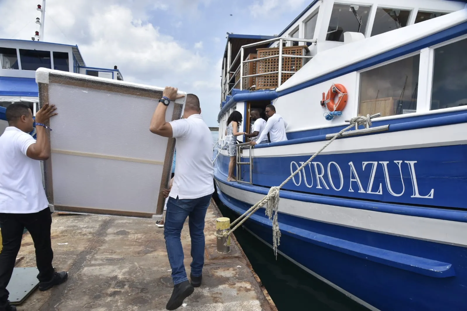 Imagem de Nossa Senhora de Guadalupe foi transportada no barco Ouro Azul.