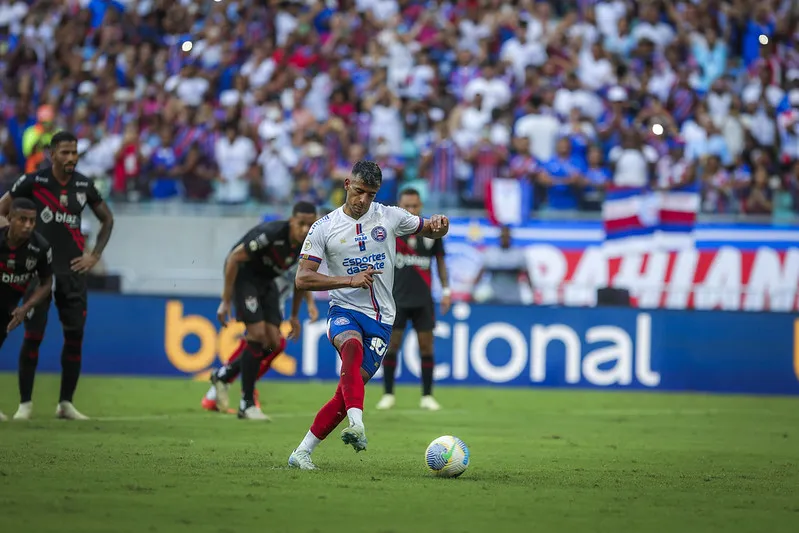 Lucho Rodríguez atuando contra o Atlético Goianiense, neste domingo (8)