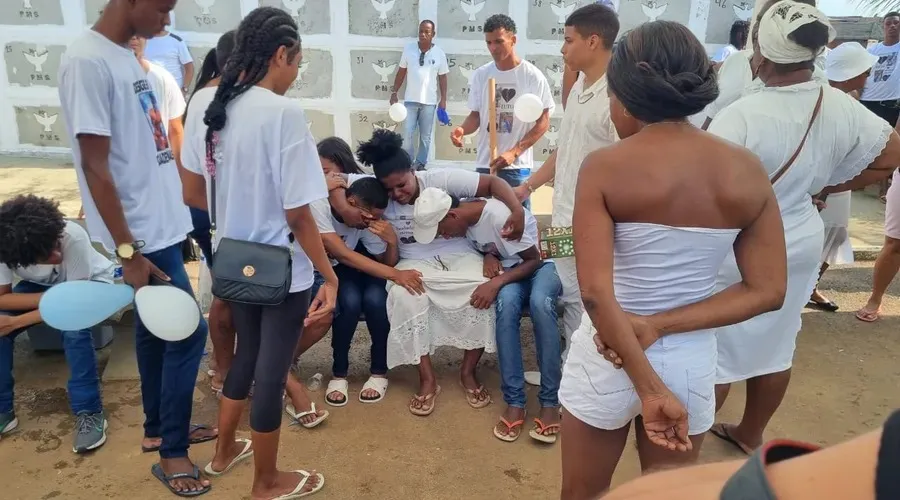 Irmãos de Gustavo e Daniel choraram durante enterro